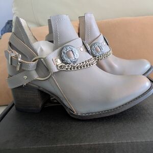 Freebird By Steven Mystic Smoke Leather Chain Harness Style Boots Booties 10 NIB